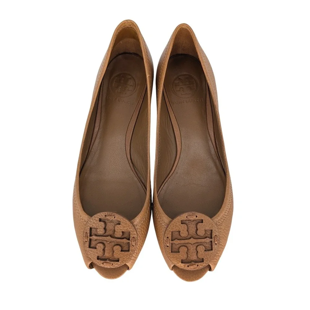 Tory Burch Peep Toe Wedge 7M Tan Pebbled Leather Logo Medallion Preppy Classic